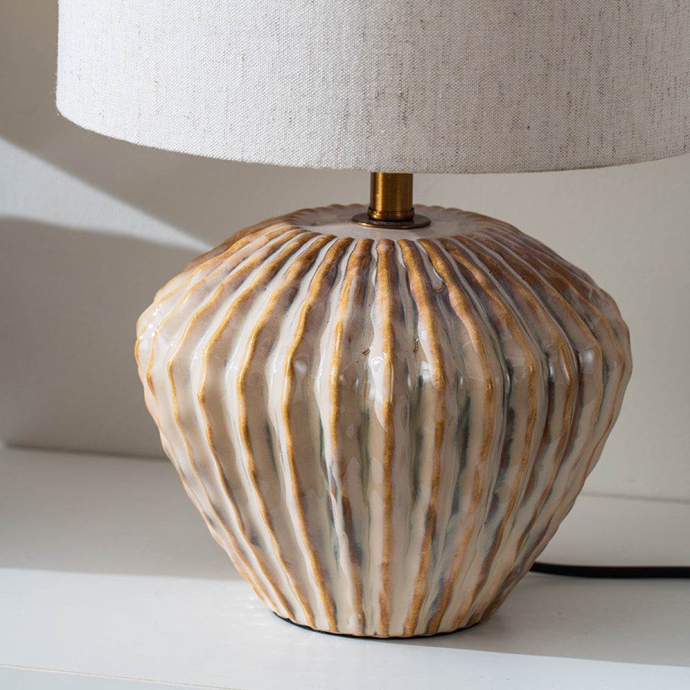 CALIRA - Bordslampa i Keramik med Naturlig Struktur