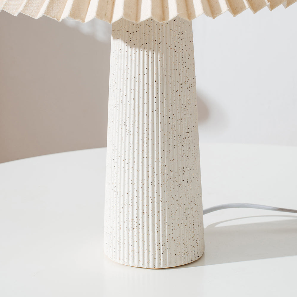 ELARO - Stilren Bordslampa i Keramik &amp; Linne