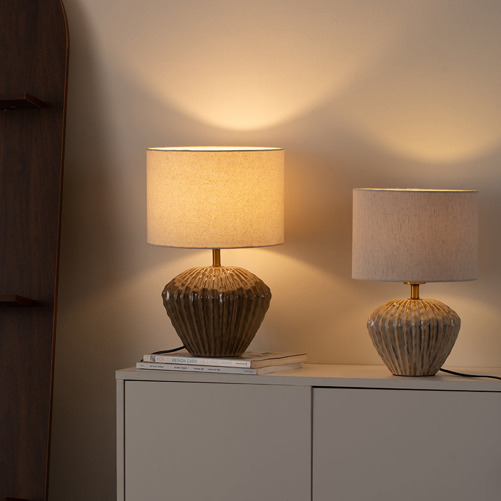 CALIRA - Bordslampa i Keramik med Naturlig Struktur