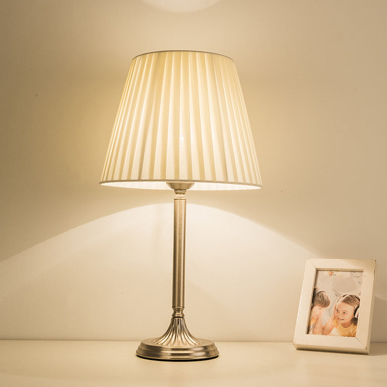 ELVORA - Klassisk Bordslampa i Tidlös Design