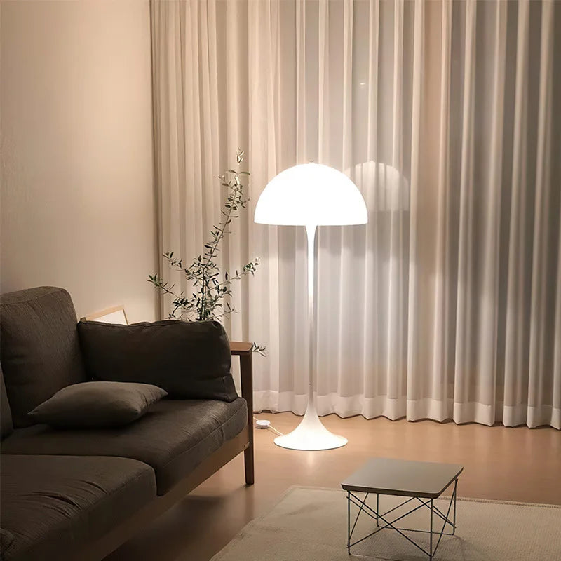 ELIRA – Modern Golvlampa i Minimalistisk Design
