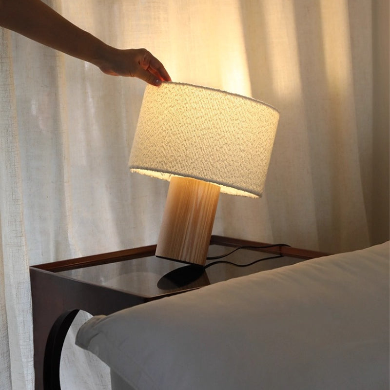 KORI – Modern Bordslampa i Minimalistisk Stil