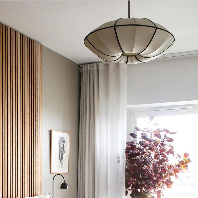 AVELIA - Skulptural Taklampa i Tyg – Mjuk & Modern Elegans