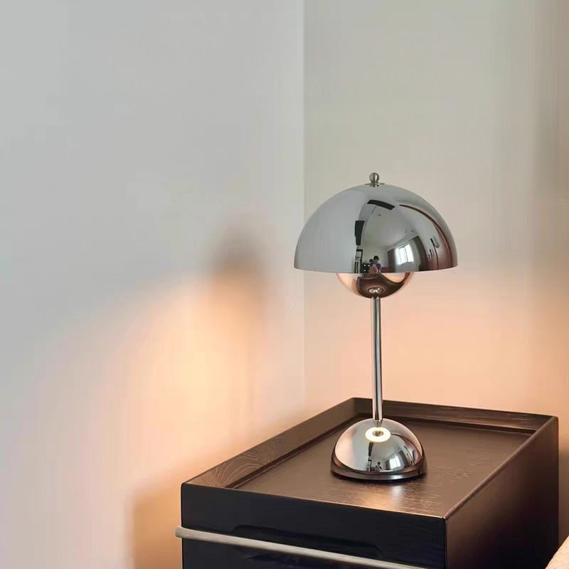 CELARO - Modern Bordslampa i Blank Metall
