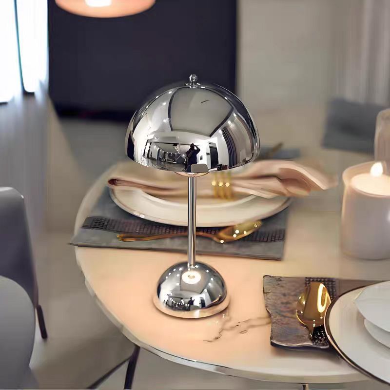 CELARO - Modern Bordslampa i Blank Metall